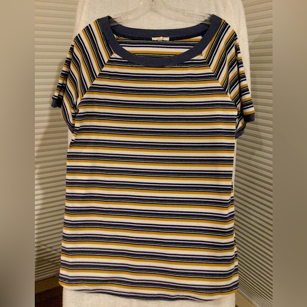 Easel striped short sleeved tee. Size M